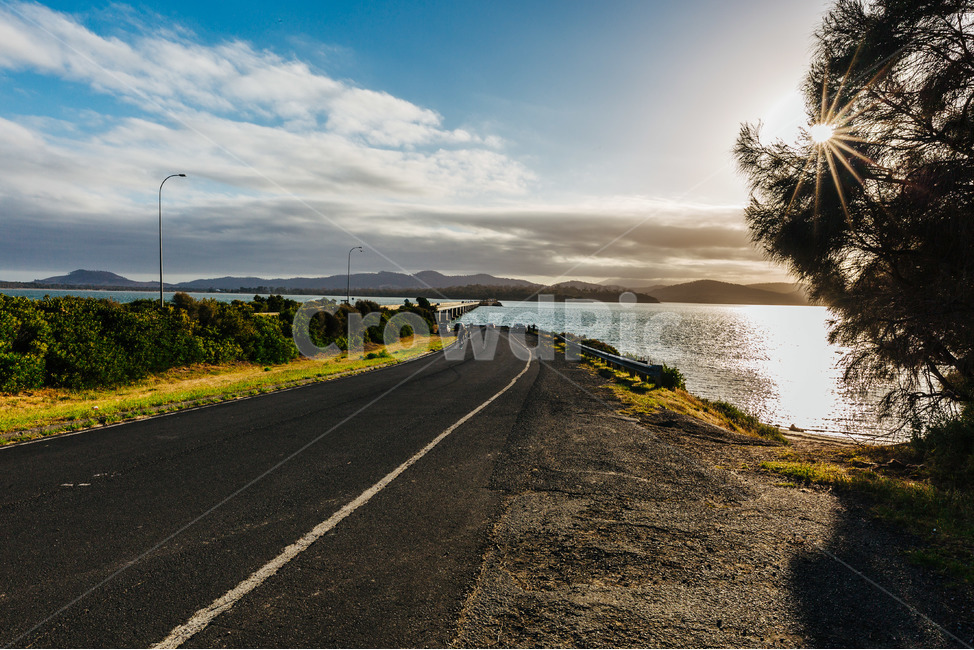 호주,타즈매니아,australia,tasmania,푸른하늘,sky,길,차길,도로,인도,road,carroad,낮은구름,나무,차도,바다,햇빛,해빛,태양,see,sun,hot,아스팔트,맑음,해,구름,자연,풍경,nature,landscape,asphalt