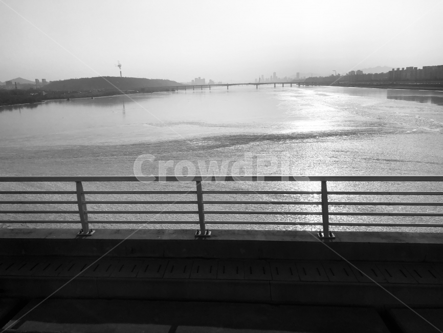 한강,흑백,철도,얼음,겨울,자연,풍경,nature,landscape,흑백,모노톤,monochrome,black and white,railing,난간,handrail,banister