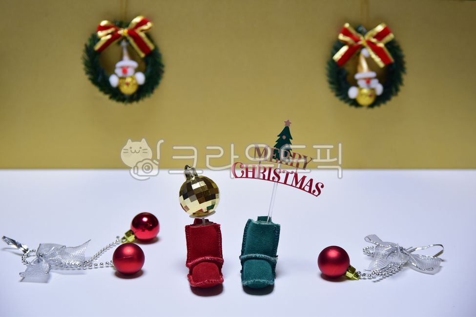 크리스마스,엑스마스,성탄,성탄절,겨울,시즌,계절,기념,기념일,축하,12월,12월25일,연말,종교,종교문화,문화,공휴일,휴가,축제,데코,데코레이션,장식,장식품,장식물,오너먼트,크리스마스오너먼트,선물,금색배경,황금색배경,메리크리스마스,구체,구슬,볼,부츠,어그부츠,빨강부츠,녹색부츠,christmas,xmas,xmas,merry,merrychristmas,winter,season,anniversary,congratulation,celebrate,celebration,december,deco,decoration,ornaments,크리스마스사진공모전