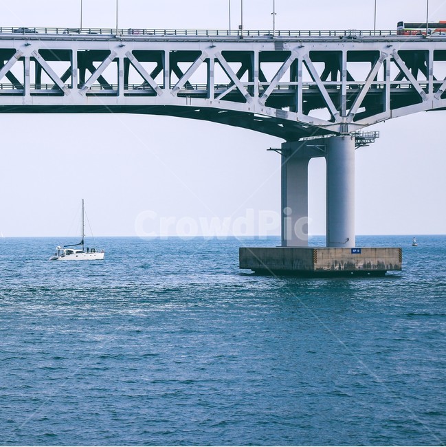 대교,다리밑,요트,bridge,바다,푸른색,건축물,건물외관,exterior,building,structure,architecture,construction