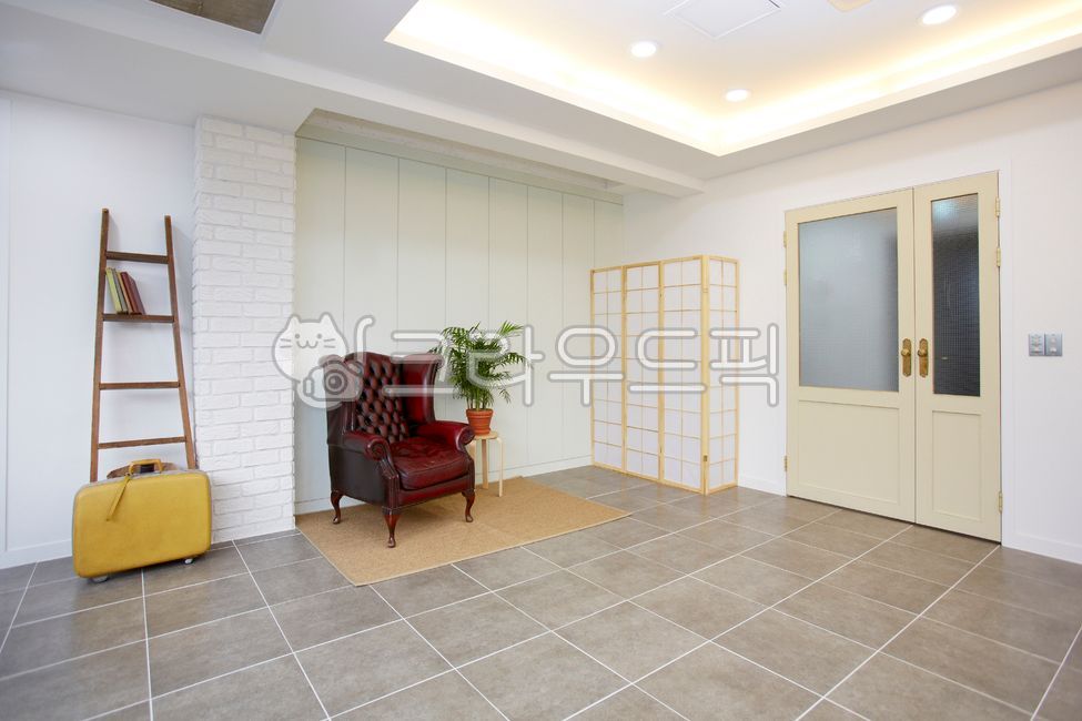 실내인테리어,벽면,가구,인테리어디자인,의자,리빙,화분,화초,실내,목재,원목,리빙룸,생활공간,라이프스타일,window,wall,furniture,interiordesign,chair,officespace,studio,living,home,flowerpot,plant,interior,wood,livingroom,lifestyle,엔틱의자,출입문,여행가방,대리석바닥,floor,바닥,flooring,인테리어,실내디자인,interior design