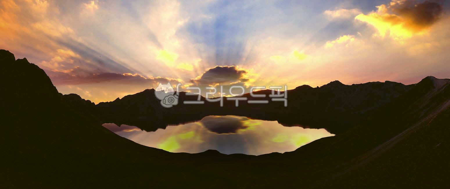 Spa,Baekdu Mountain Heaven and Earth,North Korea,cloud,caldera,healing,superb view,mountain,Changbai Mountain,dormant volcano,sight,secret place,sky,reflection,spa,mountain range,Attractions,water,panorama,light,dawn,lake,Border,sublime,Sunny,North wave,o