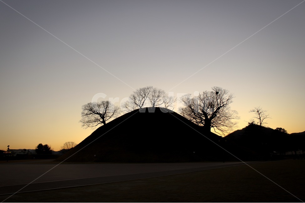 오후,하늘,어둠,노을,심오함,색감,자연,풍경,nature,landscape,한국자연풍경,한국자연경관,korea nature landscape,실루엣,그림자,silhouette,shadow,outdoors,옥외,grassland,목초지,field,들,mound,투수판
