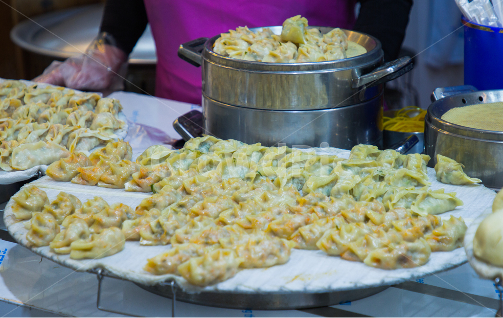 만두,시장,식사,간식,한국,전통,야채,김치,고기,부추,두부,찜,ingredient,filled,wrapped,closeup,jiaozi,gourmet,nutrition,dumplings,vendor,street,eat,pork,hot,snack,appetizer,mandu,steam,steamed,korea,dumpling,asia,asian,background,beautiful,boiled,cooked,cooking,cuisine,delicious,dinner,dish,food,fresh,green,healthy,kimchi,korean,koreanfood,market,meal,meat,tasty,traditional,vegetable,white,영양,사람,인물,인간,human,person,신체일부,몸,body,음식,식재료,요리,food,cook,meal,dishes,food reserves