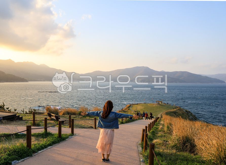 사람,뒷모습,바라보다,스트레스,해소,혼자,홀로,성인,배경화면,이름다운,노을,선셋,황혼,붉은,노란,아름답다,이쁜,여자,여성,파란,푸른,파랑,노랑,주황,청색,청자켓,청잠바,치마,원피스,해변,해안,해변가,해안가,해안선,구름,푸른하늘,구름낀,날씨,맑은,흐린,즐거운,즐기는,컨셉의,자유,자유의,자유로운,초록,들판,언덕,레져,레저,라이프,라이프스타일,휴식의,외로운,혼자서,고독,떠나다,바위,여자친구,와이프,사랑하는사람,모델,산,공원,평화로운,꼭대기,정상,사람들,휴식,편안하다,장면,바다,하늘,봄,여름,가을,햇빛,해,가려진,숨은,뷰,공기,경치,바람,넓은,의류,여성,여자,woman,female,lady