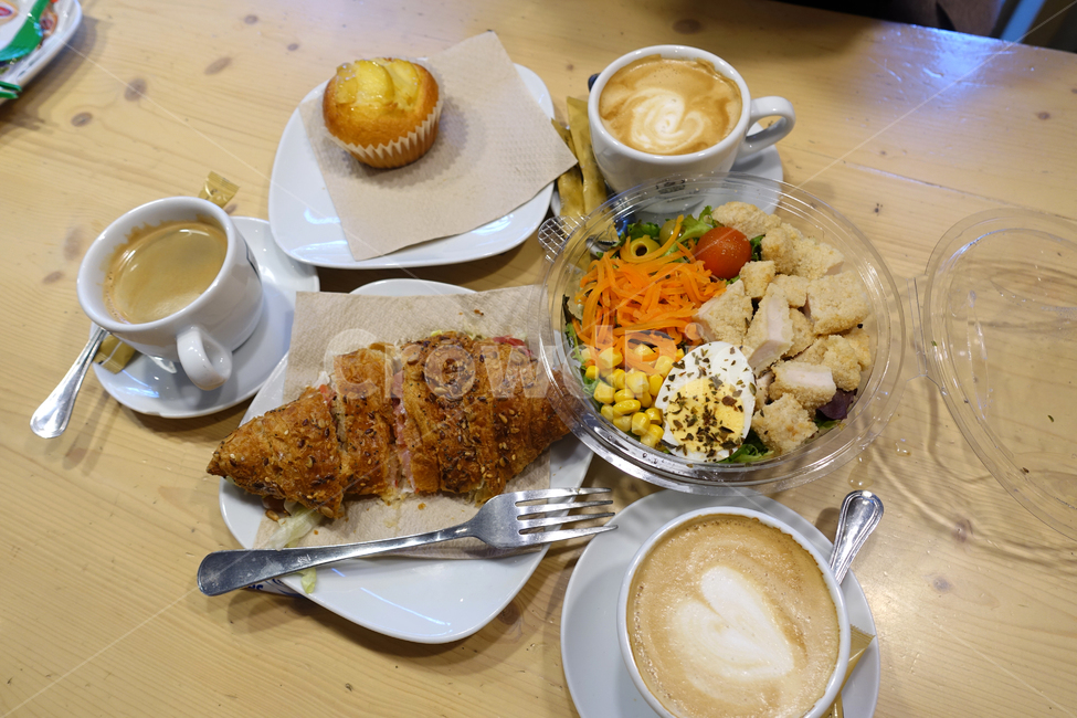 조식,아침식사,커피,라떼,크로와상,빵,샌드위치,샐러드,브런치