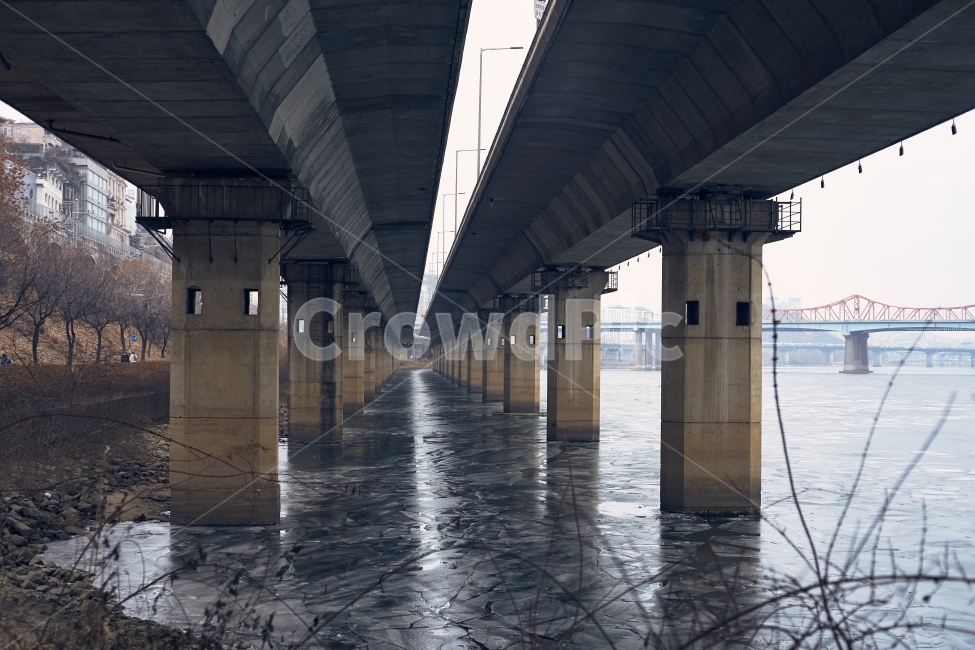 한강,얼음,찬바람,동장군,날씨,겨울,빙판,한파,기온,영하,교량,강변북로,기둥,건축물,건물외관,exterior,building,structure,architecture,construction