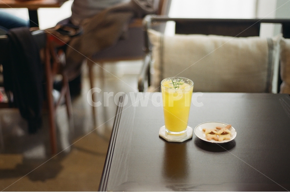 카페,오렌지주스,디저트,쿠키,감성,감성사진,필름,필름사진,음료수,drink,beverage,감성,sensible,feeling