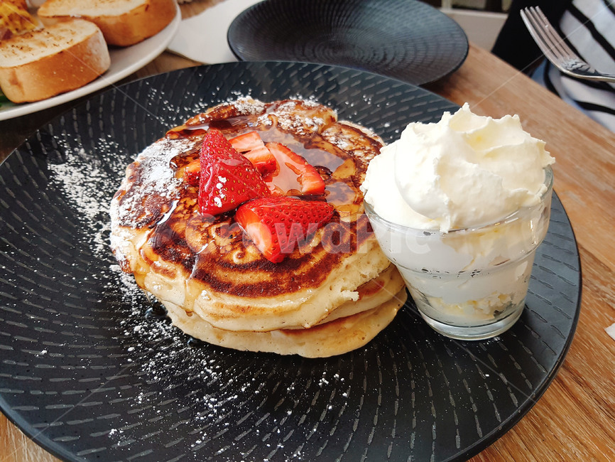 팬케이크,딸기,생크림,메이플시럽,브런치,슈가파우더,food,pancakes,strawberries,cream,sugarpowder,brunch,maplesyrup