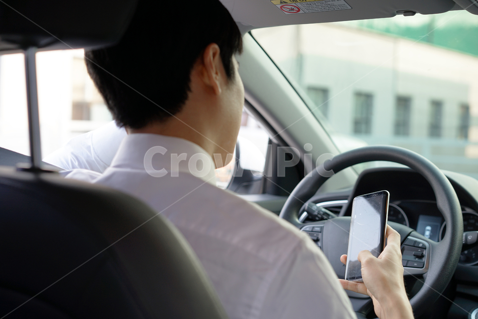 운전,차,차량,자동차,남자,남성,사람,직장인,출근,운전중,정체,교통체증,스마트폰,핸드폰,운전자,사람,인물,인간,human,person,남성,남자,man,male,교통,교통수단,traffic,transportation,정보통신기술,전자기기,전자제품,it,information,technology,electronic equipment,비즈니스,사업,business,service,work