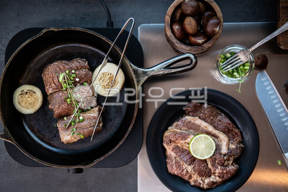 갈비,돼지갈비,소갈비,양념갈비,육류,한돈,한우,식사,음식,연출컷,스튜디오,메뉴컷,팬,후라이팬,주물팬,항공컷,굽다,굽는다,집게,손,핸드,식탁