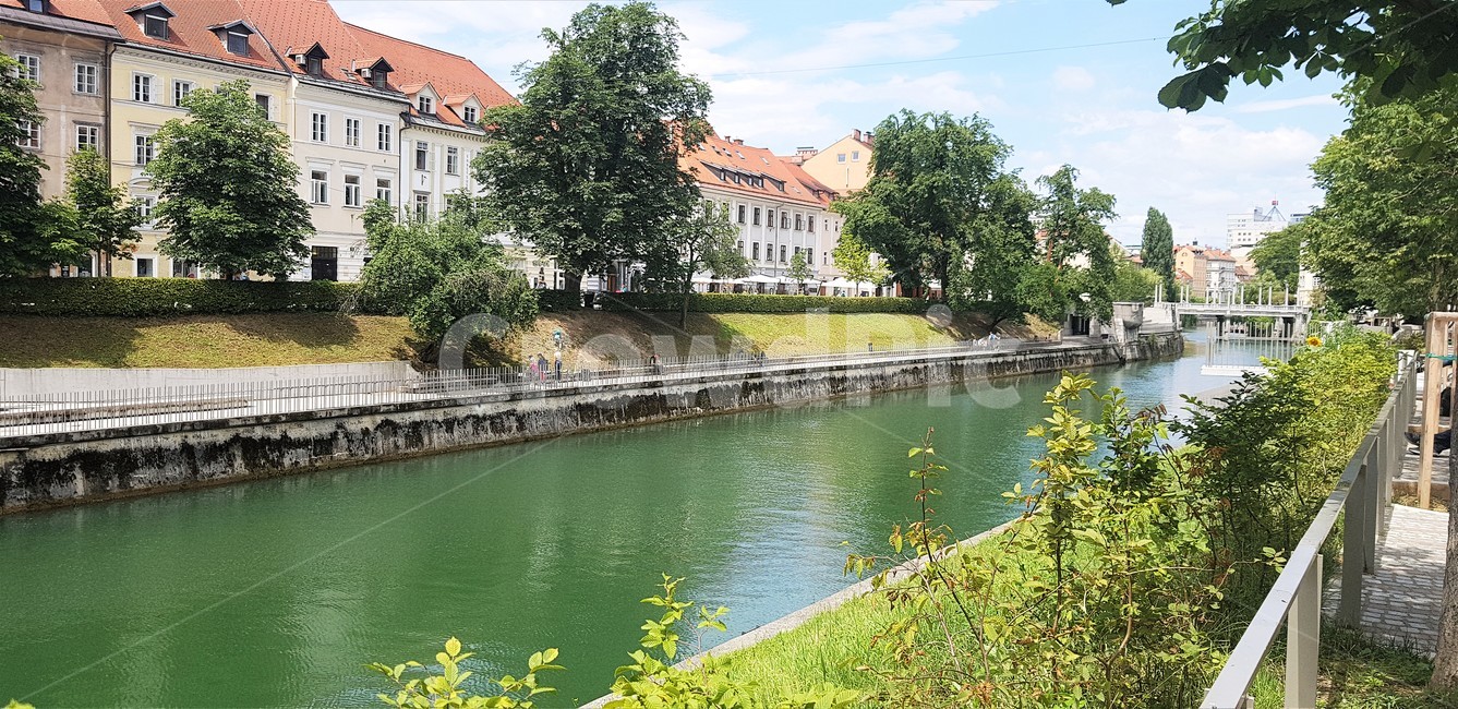 류블랴나,유럽,풍경,자연,슬로베니아,강가,산책,배경,초록색,europe,scenery,slovenia,river,walking,background,green,lyublanya,nature,도시,풍경,city,landscape,해외,외국,세계,foreign,oversea,world,세계도시풍경,해외도시풍경,외국도시풍경,world cityscape,water,물,outdoors,옥외,architecture,건축물,building,건물,castle,성
