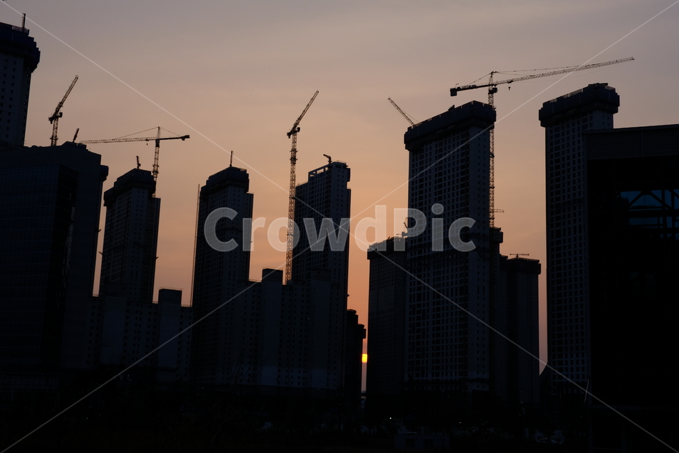 건출물,실루엣,풍경,건설현장,노을,일몰,sundset,landscape,크레인,crane,silhouette,무보정,실루엣,그림자,silhouette,shadow,산업,industry,industrial,건설업,건축업,construction industry,건축물,건물외관,exterior,building,structure,architecture,construction