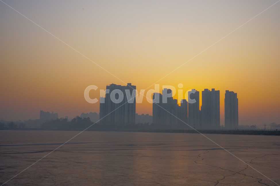 겨울,계절,호수,얼음판,얼음,건물,여명,풍경,도시,풍경,city,landscape,nature,자연,outdoors,옥외,dusk,황혼,dawn,새벽,red sky,붉은 하늘,sky,하늘,sunset,일몰