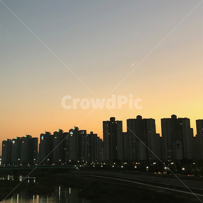 해질녘,저녁,하늘,색채,색감,노을,달,감성,풍경,colorsensitivity,colorsense,feelingofcolor,color