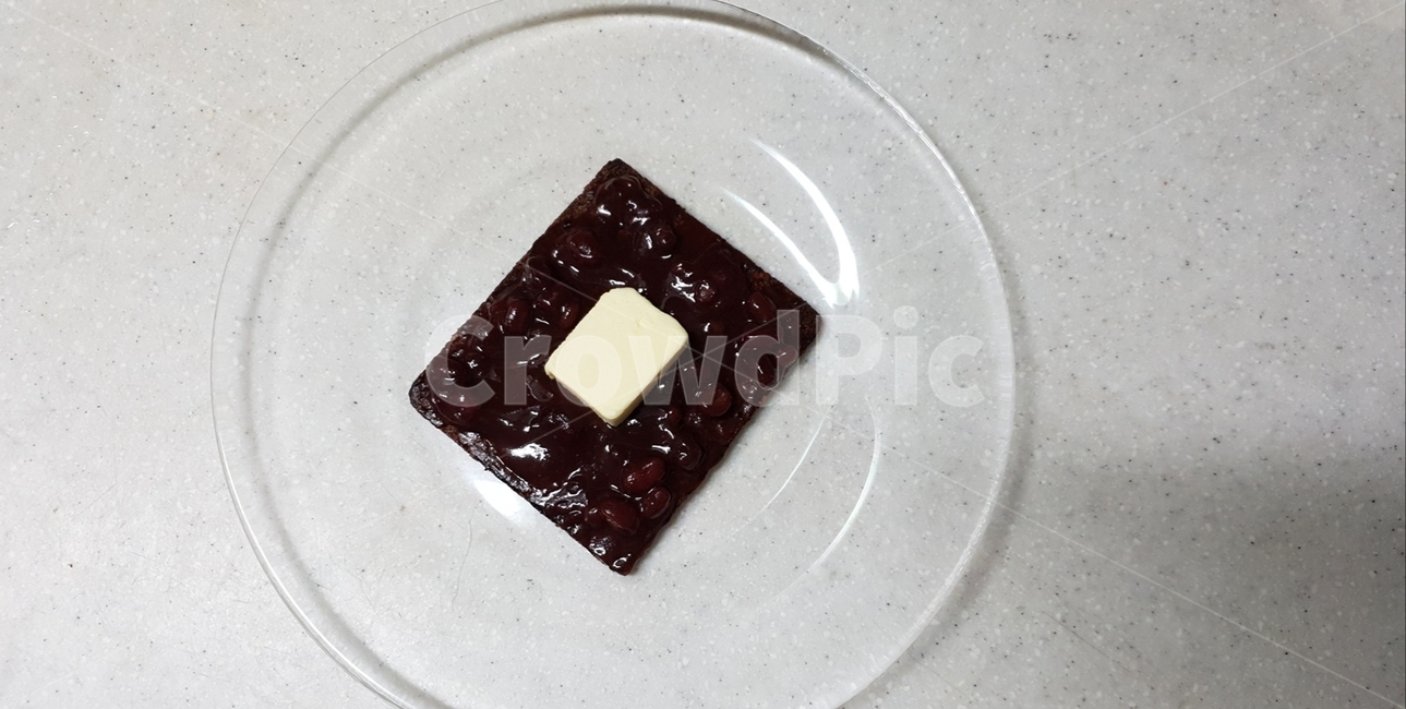 앙버터,빵,버터,팥,간식,무염버터,발효버터,통팥,단팥,호밀빵,통밀빵,홈카페,접시,그릇,요리,팥앙금,플레이팅,앙금,디저트,간식,후식,dessert,snack