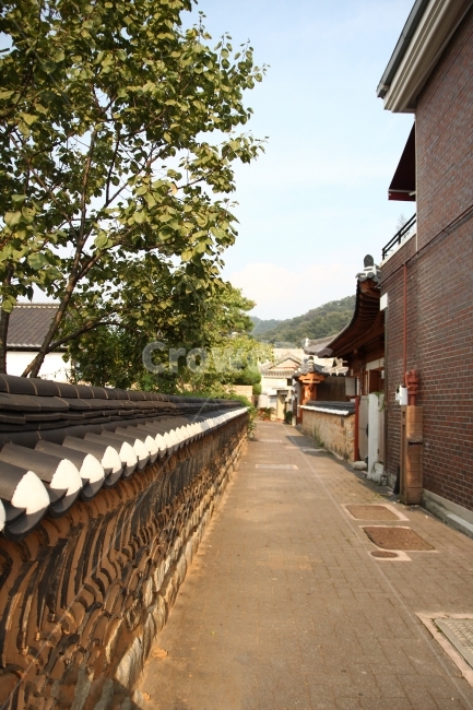 한국전통,koreaculture,전통집,골목길,기와집,거리,전주,전통한옥마을,한옥마을,골목,한국적인,koreatraditional,도시,풍경,city,landscape,한국도시풍경,한국도시경관,korea cityscape,골목길,alley,한국전통,한국문화,korean traditional,korean culture