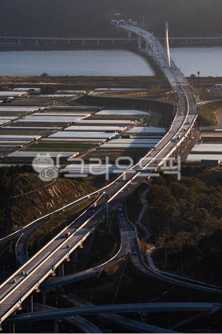road,highway,path,transportation,means of transportation,car,traffic,river,bridge,pier,bridge,interchange,intersection,light,shadow,field,greenhouse