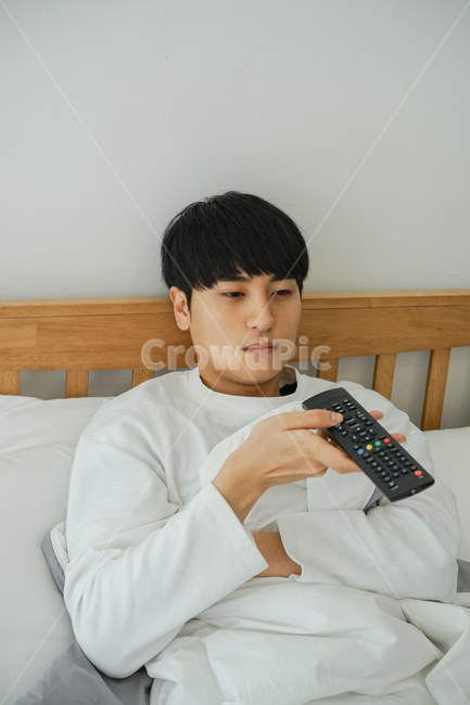 남자,남성,집,침대,침실,티비,시청,텔레비젼,tv,리모컨,실내,휴식,주말,집돌이,집콕,방구석,따분한,지루한,심심한,사람,인물,인간,human,person,남성,남자,man,male