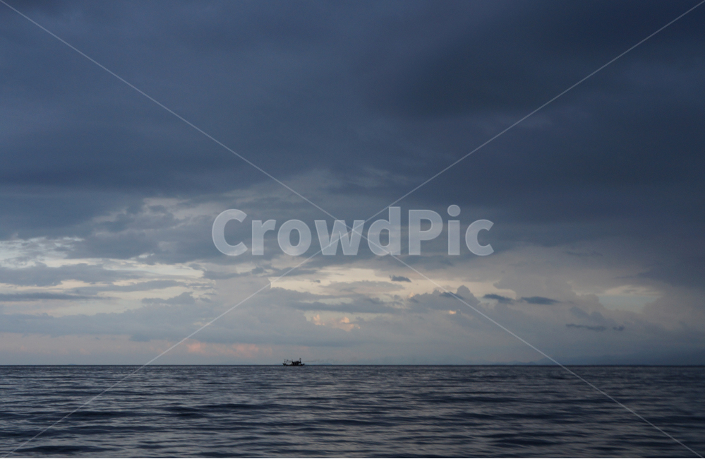 바다,먹구름,하늘,배,파도,폭풍전야,검은바다,폭풍,바람,불안,sea,ship,cloud,cloudy,어둠,dark,항해,wave,sky,darkclouds,물결,수면,자연,풍경,nature,landscape,outdoors,옥외,leisure activities,레저 활동,adventure,모험