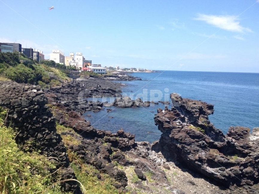 제주도,바다,여름,푸르른,시원,더위,돌,자연,풍경,nature,landscape,한국자연풍경,한국자연경관,korea nature landscape,제주도,jeju,jeju island,promontory,곶,water,물,shoreline,해안선,ocean,대양,outdoors,옥외,sea,rock,록,land,땅