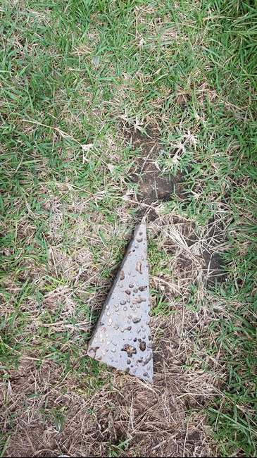 ground,바닥,잔디,돌,사물,삼각형,오브젝트,하나,초록,녹색,방향,풀밭,구멍,풀,공원,자연,빈티지,흙,돌멩이,텍스쳐,배경,백그라운드,잔디그라운드,잔디배경,잔듸배경,잔듸