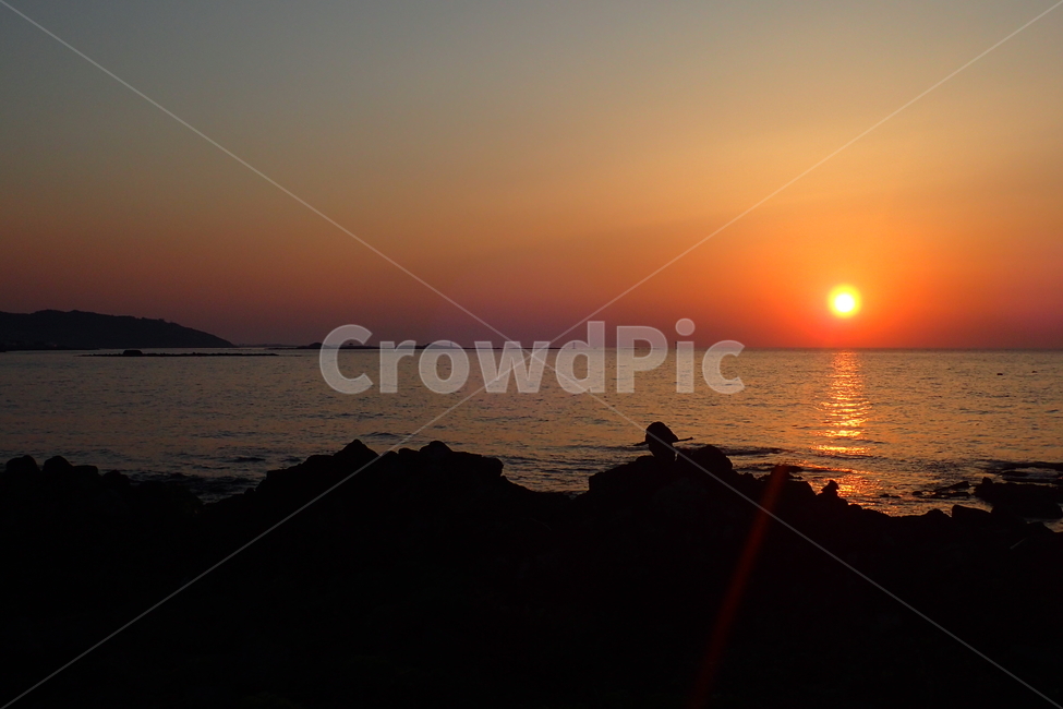 일몰,낙조,바다,제주,노을,해넘이,석양,태양,해,노을빛,붉은노을,수평선,제주도,돌,바위,검은돌,주황색,선셋,구름,해질녁,여름,저녁바다,하늘,자연,풍경,경관,jejuisland,sea,beach,sunset,nature,landscape,자연,풍경,nature,landscape,outdoors,옥외,dusk,황혼,sky,dawn,새벽,red sky,붉은 하늘
