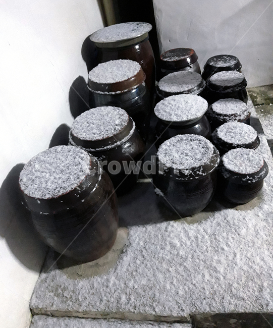 장독대,눈,겨울,김장독,자연,전통,kimchijar,snow,winter,nature,tradition,겨울,계절,winter,season,한국전통,한국문화,korean traditional,korean culture,사물,물건,오브젝트,thing,object,matter