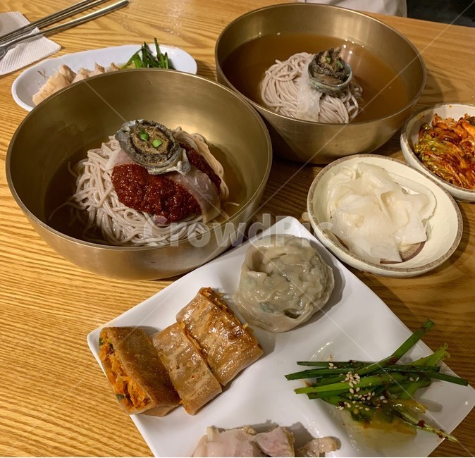 메밀국수,전병,만두,김치,반찬,한식,수육,식탁,전복,무,왕만두,식당,한국식당