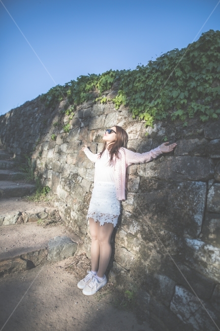 담,담장,담벼락,햇빛,여자,사람,하늘,wall,sunshine,girl,human,sky,사람,인물,인간,human,person,여성,여자,woman,female,lady,감정표현,기분,feeling,emotion,여행,휴가,traveling,vacation,trip,감성,sensible