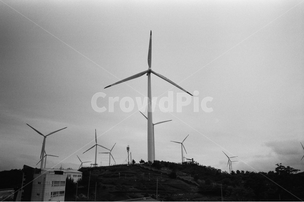 풍차,풍력발전소,흑백,풍경,필름카메라,흑백,모노톤,monochrome,black and white,산업,industry,industrial,에너지산업,energy industry,engine,엔진,motor,모터,machine,기계