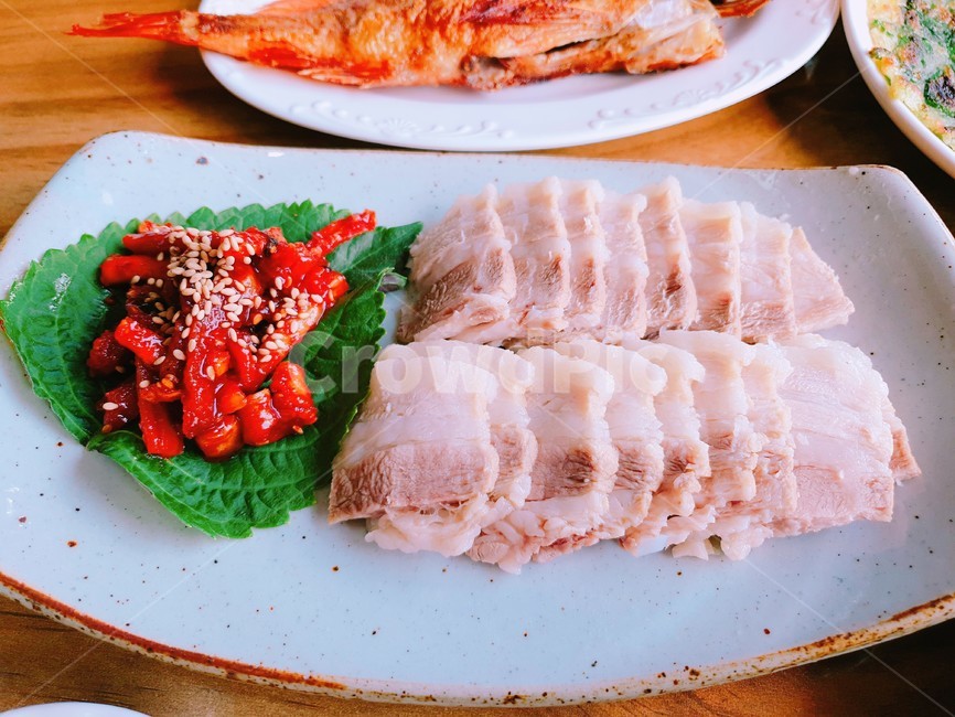 수육,돼지고기,접시,고기,식당,음식