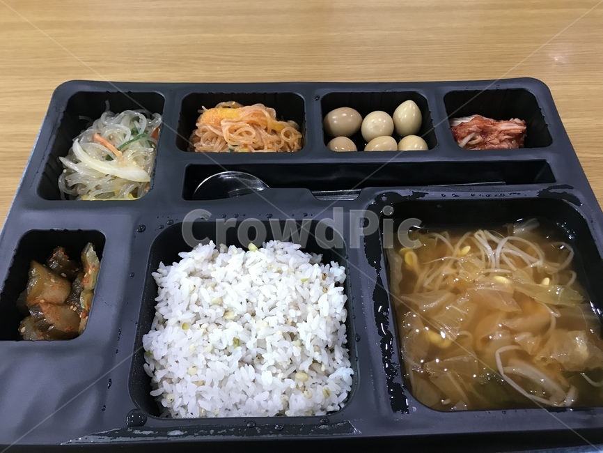 도시락,식사,점심,점심식사,밥,국,반찬,기본반찬,메추리알장조림,메추리알,장조림,잡채,오이,숟가락,젓가락,김치,배추김치,콩나물국,lunch,dine,rice,soup,sidedish,quailegg,jangjorim,japchae,cucumber,spoon,chopsticks,kimchi,beansprouts