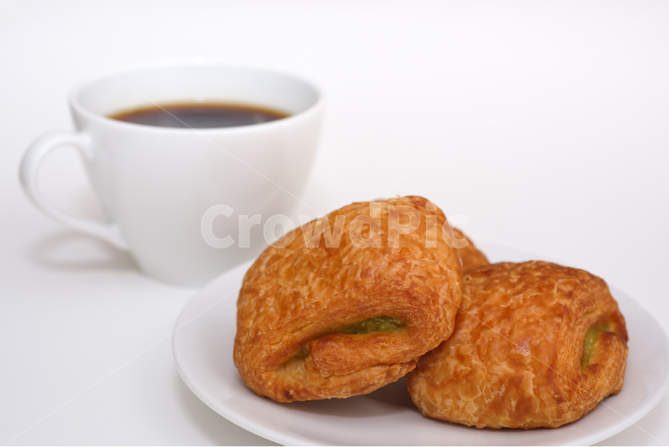 커피,빵,아침식사,컵,커피잔,다이어트,간편한,신선한,점심,점심식사,식사,현대,아침,접시,휴식,상쾌한,간단한,공간,오피스,브런치,하얀,흰,흰색,배경,백그라운드,여백,간식,여유,오브젝트,블랙커피,아메리카노,음식,책,도서,생활,음식,식재료,요리,food,cook,meal,dishes,food reserves,빵,bread,디저트,간식,후식,dessert,snack,커피,카페,coffee,cafe