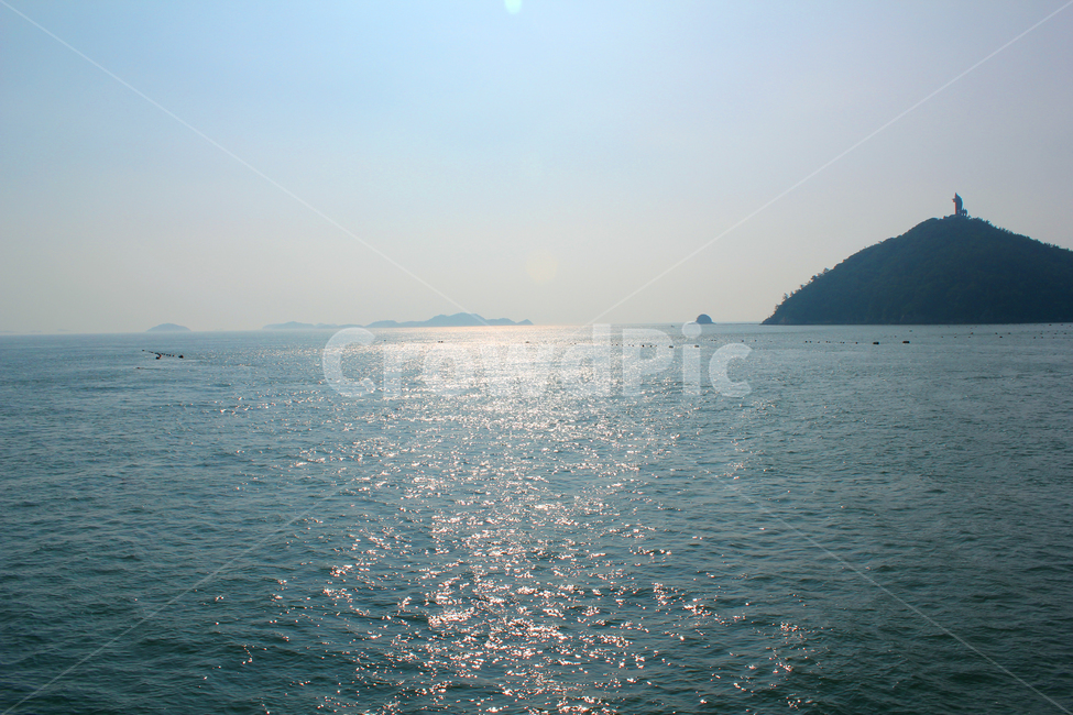 낮,낮바다,바다,하늘,섬,산,파랑,푸른바다,물결,day,sea,sky,island,mountain,blue,wave,자연,풍경,낮하늘,빛,반짝임,트윙클,자연,풍경,nature,landscape,leisure activities,레저 활동,adventure,모험,outdoors,옥외,promontory,곶