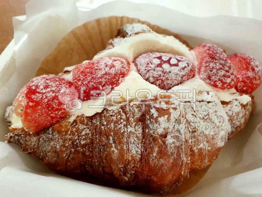 Cream Donut,bread,Strawberry Cream Donut,Strawberry Cream Croissant,bakery,donut,croissant,cream