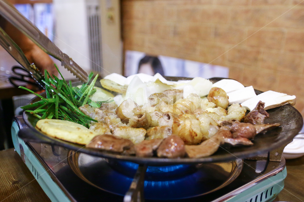 곱창,소곱창,대창,막창,염통,곱창구이,철판구이,외식,회식,곱창집,창자,육류,육식,고기,쫄깃한,고소한,느끼한,기름진,음식,메뉴,요리,상차림,음식점,한국요리,한국음식,맛있는,부추,채소,버섯,식사,음식,식재료,요리,food,cook,meal,dishes,food reserves,한식,한국음식,한국요리,korean food,korean dishes,korean meal,korean cook