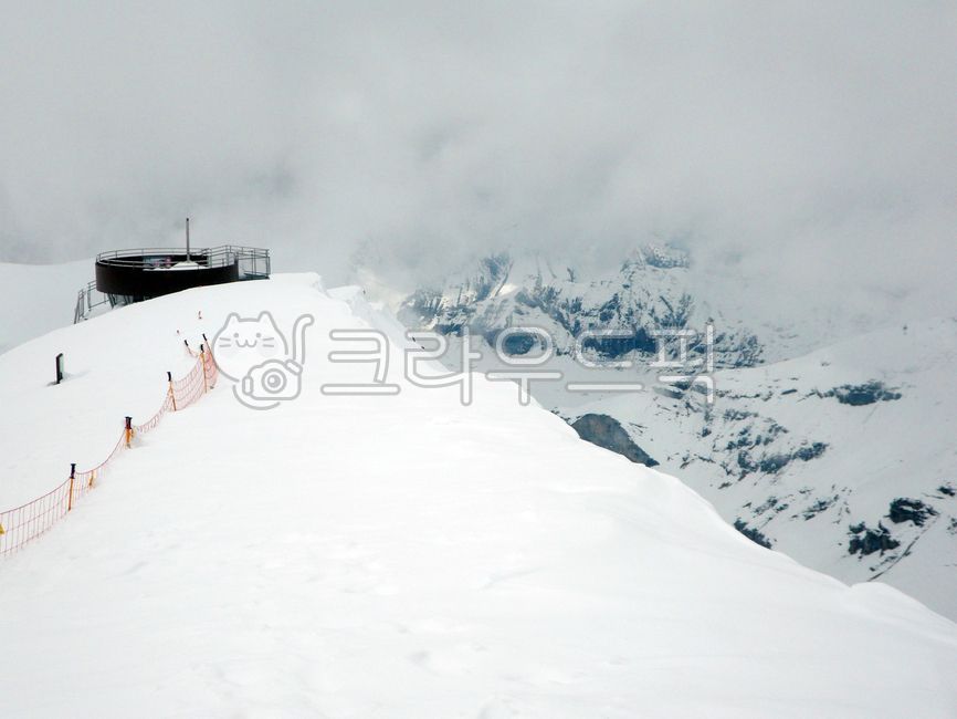 mountainrange,overseas natural scenery,winter,clouds,summit,winterbackground,cloud,overseas scenery,mountain,high,mountainouslandforms,ridge,glacier,mountainous terrain,sky,schilthorn,foreign natural scenery,winter background,nature,switzerland,mountain r
