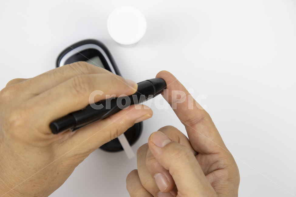 의료,생활,당뇨,체크,사혈,침,검사,당뇨체크기,손가락,손,혈당,건강,헬스케어,측정기,자가측정,기기,피,사람,인간