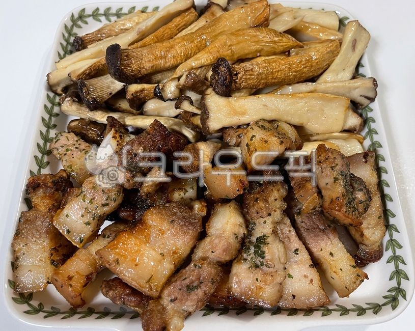 삼겹살,오겹살,돼지고기,돼지,고기,에어프라이어구이,에어프라이어요리,음식,요리,식사,식재료,새송이버섯,시즈닝,새송이버섯구이,버섯구이,버섯,육류,dish,food,meal,cook,pork,meat