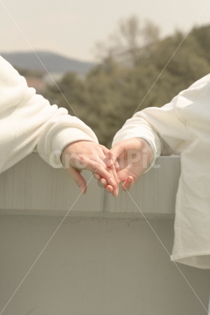 손,하양,친구,살며시,회색,연출사진,감정표현,사람,인물,인간,human,person,신체일부,몸,body,손,제스처,표시,손짓,표현,gesture,hand,sign,expression,감정표현,기분,feeling,emotion,친구,우정,friendship,companion,감성,sensible,연출,컨셉,콘셉,direction,concept