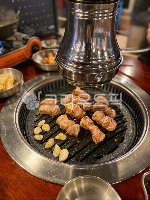 food,음식,meat,고기,돼지고기,삼겹살,마늘,직화,직화구이,회식,친목,모임,환풍기