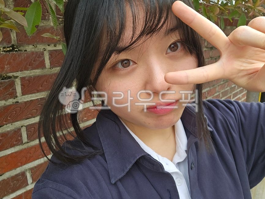 브이,셀카,셀프카메라,한국인,소녀,동양인,girl,female,미소,웃음,웃는얼굴,검은머리,흑발,blackhair,여자,학생,smile,face,얼굴,이목구비,인물,인간,사람,손가락,finger,정면