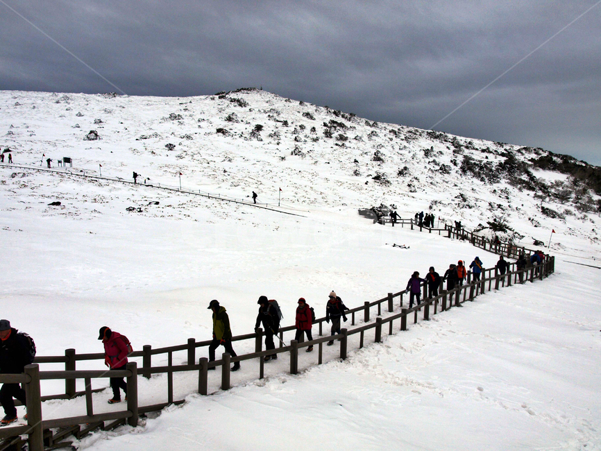 어리목,한라산,제주도,겨울,설산,설경,눈,탐방로,등산로,등산객,겨울,계절,winter,season,자연,풍경,nature,landscape,outdoors,옥외