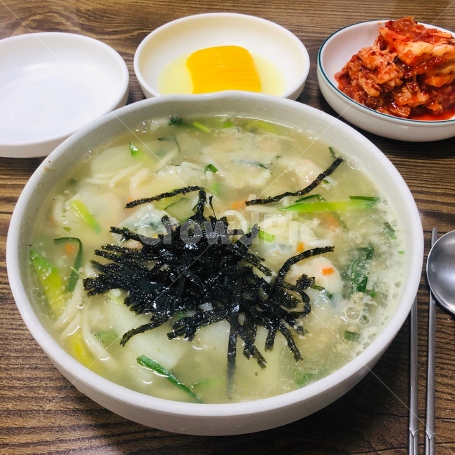 국수,칼국수,뜨거운음식,면류,bowl,사발,dish,food,음식,meal,식사,egg,계란,당근,호박,감자,김,noodle,carrot,pumpkin,laver,potato,식재료,요리,cook,foodreserves,면,면요리,noodles,한식,한국음식,한국요리,koreanfood,koreandishes,koreanmeal,koreancook,해물칼국수,바지락,바지락칼국수,조개,해물,음식,식재료,요리,food,cook,meal,dishes,food reserves