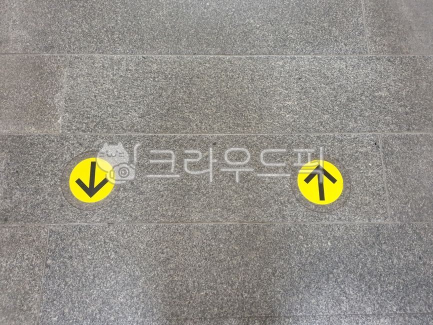 arrow sign,color,arrow,Color,yellow,sidewalk direction,Direction,walking sign,subway station,Right walk sign,Inside the subway station,floor,Direction sign,walk on the right,direction