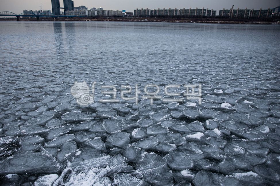 riverwater,aroundthehanriver,Around the Han River,frozen,ice,cold wave,Han River,seoul,coldwave,hanriver,road,river water,road name