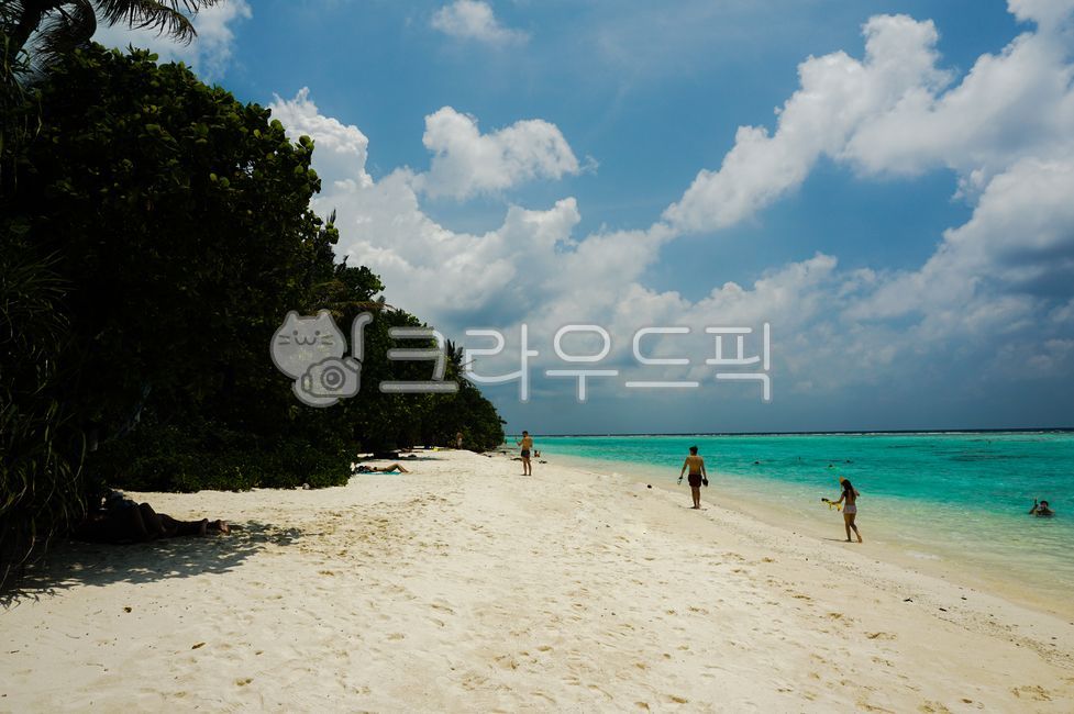 몰디브,릴렉스,휴가,여름휴가,여행,허니문,신혼여행지,푸른바다,에메랄드빛,평온,평화로움,휴식,바캉스,여름,인도양,열대지방,파란하늘,푸른하늘,맑은하늘,자연,바다,사람,human,nature,shoreline,water,summer,maldives,ocean,sea,relax,bluesky,해변,beach