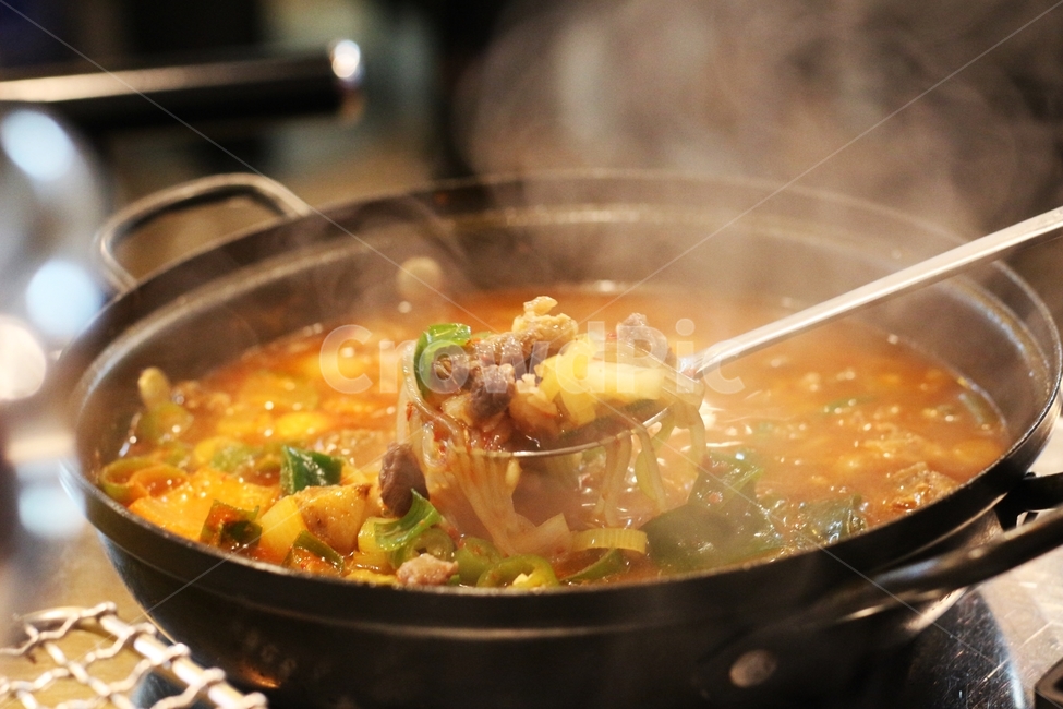 찌개,음식,뜨거운음식,전골,한우전골,술안주,모임,회식,식사한끼,겨울,국물,맛있다,색채,따뜻함,얼큰함,음식,식재료,요리,food,cook,meal,dishes,food reserves,한식,한국음식,한국요리,korean food,korean dishes,korean meal,korean cook