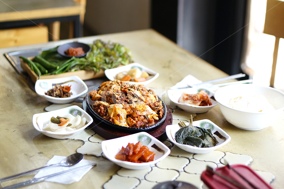 제육쌈밥,점심메뉴,돼지고기,food,음식,meal,식사,restaurant,레스토랑,상차림,음식,식재료,요리,food,cook,meal,dishes,food reserves,한식,한국음식,한국요리,korean food,korean dishes,korean meal,korean cook